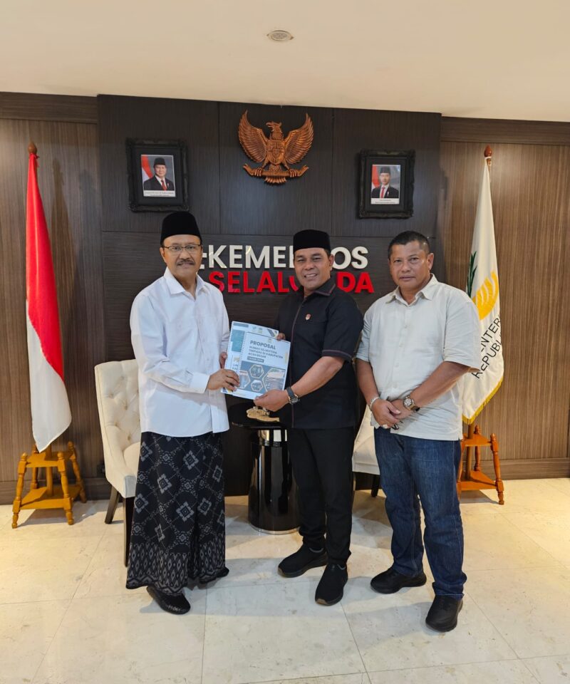 Bupati Aceh Besar, Muharram Idris, didampingi Plt Sekda Aceh Besar, bahrul jamil, Ssos, MSi menyerahkan proposal kepada Menteri Sosial RI, Saifullah Yusuf (Gus Ipul) di Ruang Kerja Menteri Sosial Republik Indonesia (Mensos RI) Jakarta Pusat, Jumat (4/7/2025).
FOTO/DOK PEMKAB ACEH BESAR