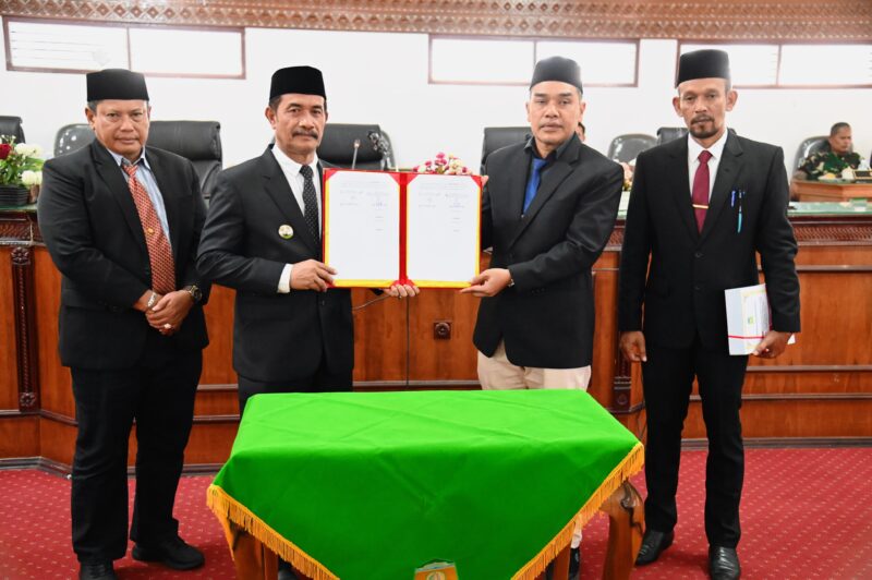 Wakil Bupati Aceh Besar Drs H Syukri A Jalil menyerahkan RKPj kepada Ketua DPRK Aceh Besar, Abdul Muchti AMd dalam agenda Pengantar Nota Keuangan dan Rancangan Qanun Kabupaten Aceh Besar di Ruang Rapat Paripurna DPRK Aceh Besar, Kota Jantho, Senin (07/07/2025).FOTO/MC ACEH BESAR