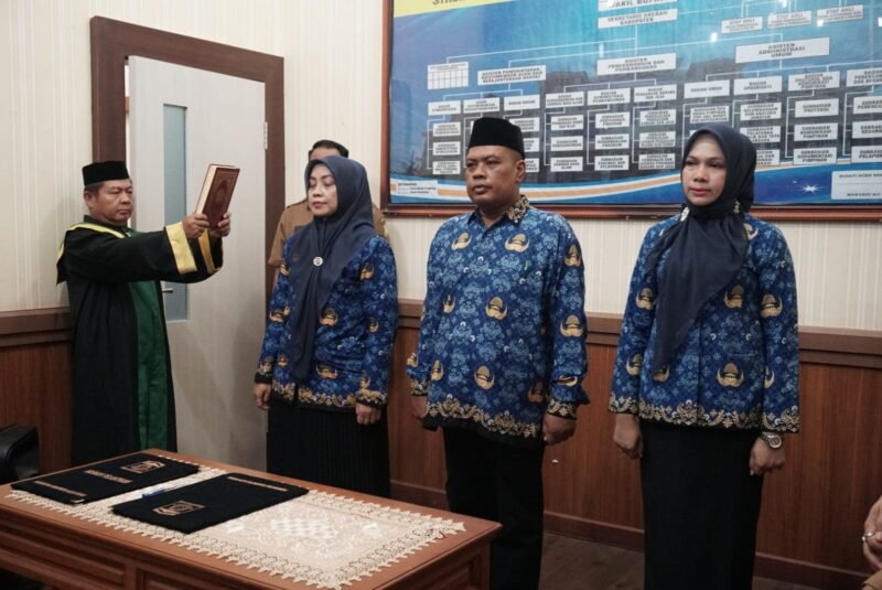 Plt Sekdakab Aceh Besar Bahrul Jamil SSos MSi melantik tiga orang pejabat fungsional di jajaran Pemerintah Kabupaten Aceh Besar di ruang kerja Plt Sekdakab Aceh Besar, Kota Jantho, Selasa (08-07-2025). FOTO/ MC ACEH BESAR