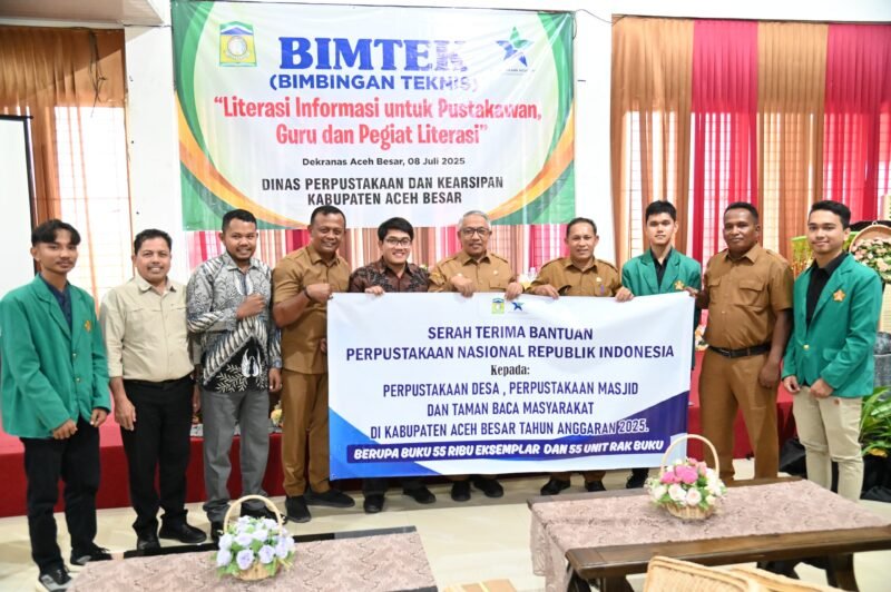 Sejumlah peserta menngikuti acara Bimtek Literasi Informasi Kabupaten Aceh Besar Tahun 2025 di Gedung Dekranasda Gampong Gani, Kecamatan Ingin Jaya, Aceh Besar, Selasa (08/07/2025). FOTO/MC ACEH BESAR
