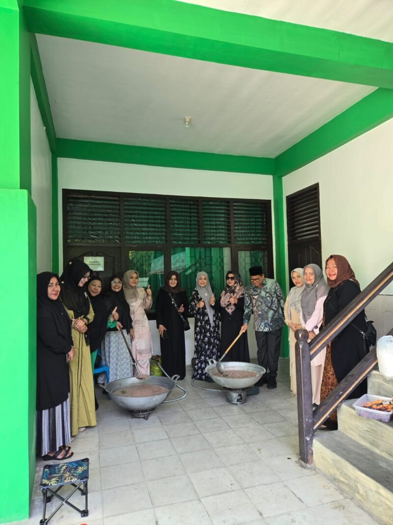 Wanita Persatuan Pembangunan Aceh beserta kader Perempuan ppp Aceh juga ikut andil memperingati dengan berbagai upacara dan tradisi, termasuk memasak dan berbagi bubur Asyura.(07-07-2025).foto.lst