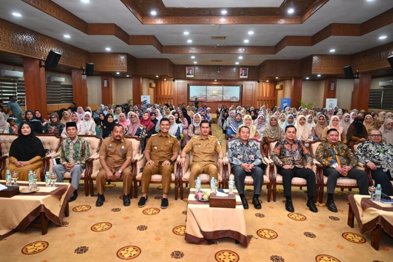 Plt. Sekda Aceh, M. Nasir, S.IP, MPA membuka  kegiatan sosialisasi waspada aktivitas keuangan ilegal yang digelar OJK Aceh,  di Gedung Serbaguna Kantor Gubernur Aceh, Selasa, (08-07-2025).foto.lst