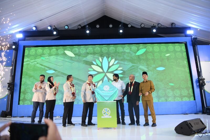 Direktur Utama Arsari Group Hashim Djodjohadikusumo bersama Gubernur Aceh Muzakir Manaf, Wali Nanggroe Aceh Malik Mahmud Al Haytar, dan Bupati Aceh Barat Tarmizi meresmikan pabrik karet remah PT Potensi Bumi Sakti, di Desa Glee Siblah, Kecamatan Woyla, Kabupaten Aceh Barat. (08-07-2025).foto.lst.