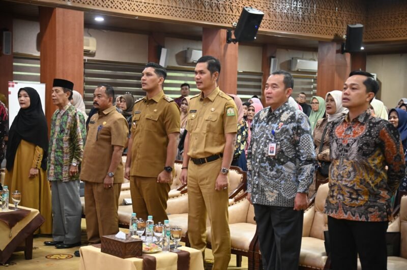 Plt Sekda Aceh M.Nasir membuka kegiatan sosialisasi waspada aktivitas keuangan ilegal dan money game kepada srikandi Perekonomian di Provinsi Aceh yang digelar Otoritas Jasa Keuangan (OJK) Aceh, bertempat di Aula Kantor Gubernur Aceh, Selasa, (08/07/2025). FOTO/MC ACEH BESAR