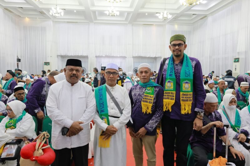 Foto bersama Kadis Syariat Islam Rusdi SSos MSi, dan jamaah haji asal Aceh Besar yang juga menjabat di jajaran Pemkab Aceh Besar, di Aula Jeddah Asrama Haji, Jeulingke, Banda Aceh, Selasa (8/7/2025) malam. FOTO/ MC ACEH BESAR