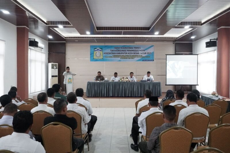 Staf Ahli Bupati Aceh Besar Drs Sulaimi MSi membuka rapat koordinasi TKPK Daerah Kabupaten Aceh Besar di aula Bappeda Aceh Besar, Kota Jantho, Rabu (09/07/2025). FOTO/MC ACEH BESAR