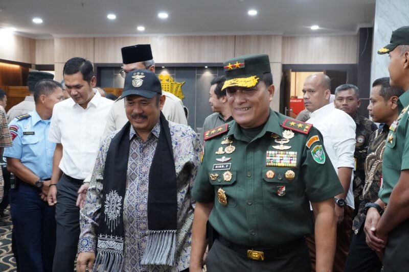 (Pangdam IM), Mayor Jenderal TNI Niko Fahrizal, M.Tr.(Han). Plt sekda Aceh, menyambut secara langsung kedatangan Menteri Perencanaan Pembangunan Nasional/Kepala Badan Perencanaan Pembangunan Nasional (PPN/Bappenas), Prof. Dr. Ir. Rachmat Pambudy, M.S., di Ruang VIP Bandara Sultan Iskandar Muda, Blang Bintang, Aceh Besar, pada Rabu pagi (09-07-2025).foto.lst