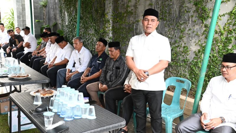 Bupati Aceh Besar, H Syech Muharram Idris menyampaikan tausyiah saat melayat ke rumah almarhum dr Haryati binti Radin Suharyo di Gampong Lampeuneurut, Kecamatan Darul Imarah, AcehBesar, Rabu (09/07/2025). FOTO/MC ACEH BESAR
