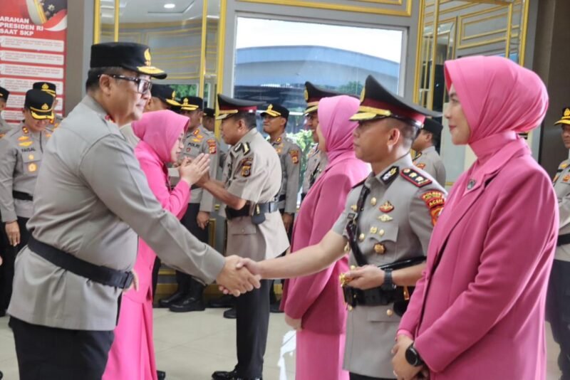Irjen Pol. Dr. Achmad Kartiko memimpin upacara serah terima jabatan (sertijab) empat pejabat utama dan dua kapolres jajaran Polda Aceh. Kegiatan tersebut berlangsung di Lobi Mapolda Aceh, Kamis, (10-07-2025).foto .lst