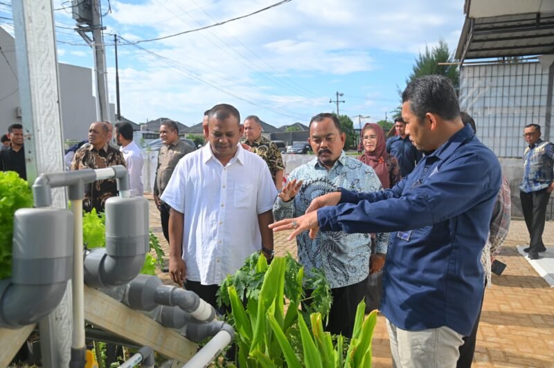 Deputi PKRL Kemenko Pangan RI, Muh. Rasman Manafi, berdiskusi dengan Keuchik dan Ketua serta pengurus KMPS di Gampong Meunasah Intan, Kecamatan Krueng Barona Jaya, Kamis (10/7/2025). FOTO/MC ACEH BESAR