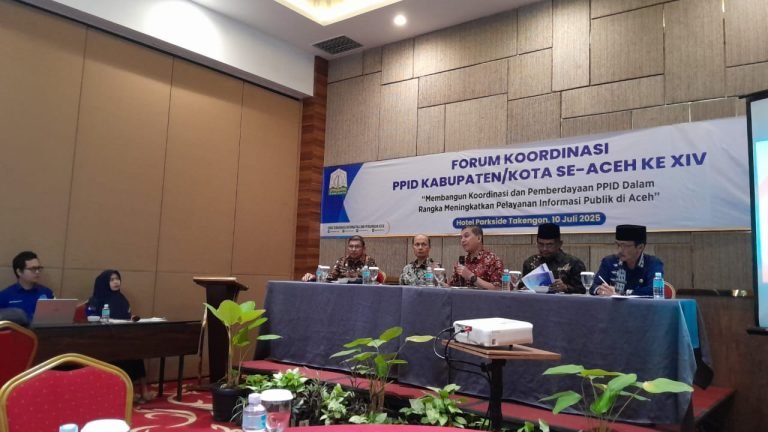 Kepala Dinas Komunikasi Informatika dan Statistik (Diskominfotik) Kota Banda Aceh Alizar S.Ag, M.Hum mengajak jajaran untuk terus meningkatkan pelayanan informasi publik,kamis.(10-07-2025).foto.lst.