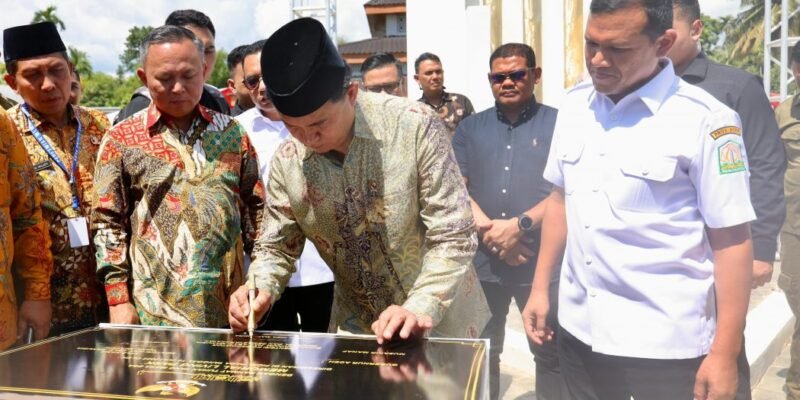 Wakil Gubernur Aceh, Fadhlullah, SE, saat mendampingi Menteri Koordinator Bidang Hukum, Hak Asasi Manusia, Imigrasi, dan Pemasyarakatan (Menko Kumham Imipas) Prof. Dr. Yusril Ihza Mahendra, SH, M.Sc, meresmikan monumen Memorial Living Park (Bekas Bangunan Rumah Geudong) di Gampong Bili, Kec. Glumpang Tiga, Kab. Pidie, Kamis, (10-07-2025).foto.lst.