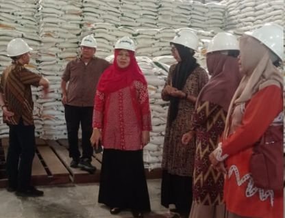 Kepala Dinas Sosial (Dinsos) Kota Banda Aceh melakukan monitoring stok beras Cadangan Pangan Pemerintah (CPP) di Gudang Bulog Siron, Aceh Besar, Kamis (10/07/2025).