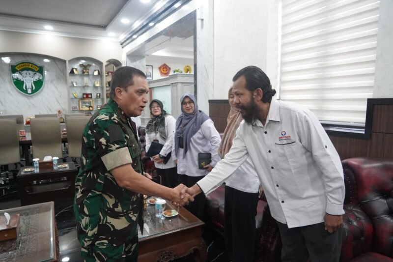 Jenderal TNI Niko Fahrizal, M.Tr.(Han)., menerima kunjungan sekaligus koordinasi kerja dari Kepala Perwakilan Ombudsman Republik Indonesia Provinsi Aceh, Ibu Dian Rubianty, S.E. Ak., M.P.A., beserta jajaran, bertempat di Ruang Kerja Pangdam IM, Markas Kodam Iskandar Muda. Jum'at (11-07-2025).foto.lst
