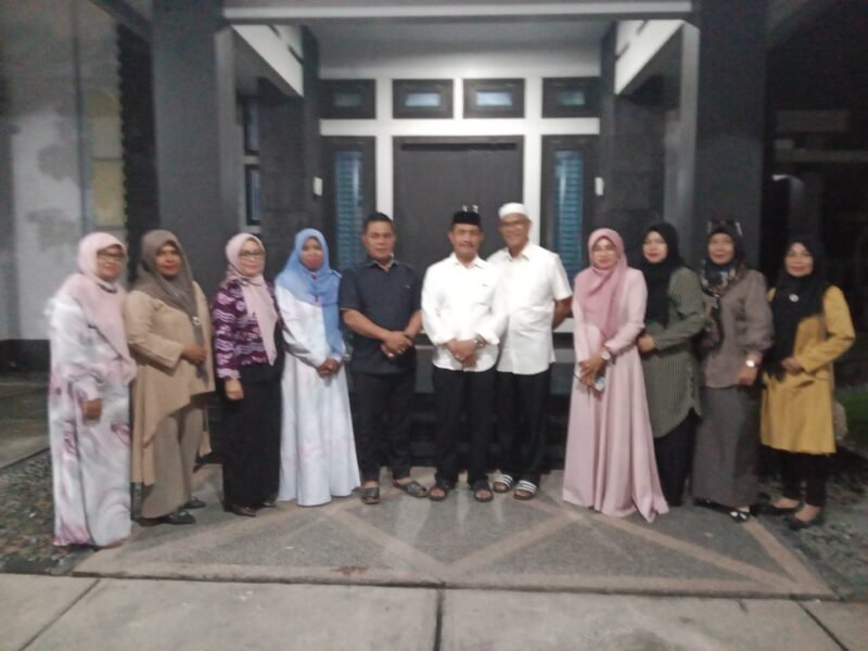Foto bersama Bupati Aceh Besar H. Muharram Idris (Syech Muharram) dan Wakil Bupati Aceh Besar Drs. H. Syukri A. Jalil dengan Panitia Kegiatan Jambore Kemanusiaan Peduli Kesehatan Masyarakat Daerah Pesisir, Sabtu, (12/07/2025). FOTO/ MC ACEH BESAR