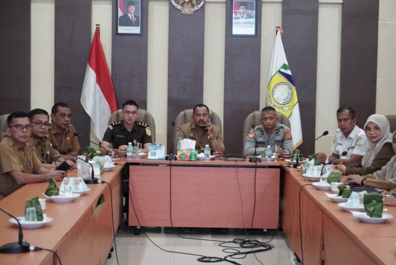 Asisten II Sekdakab Aceh Besar H. M Ali S.Sos MSi, bersama unsur Forkopimda Aceh Besar, Kepala Organisasi Perangkat Daerah serta anggota TPID Kabupaten Aceh Besar mengikuti Zoom Meeting di Aula Sanusi Wahab, Kantor Bupati Aceh Besar, Kota Jantho, Senin (14/07/2025)
FOTO/MC ACEH BESAR