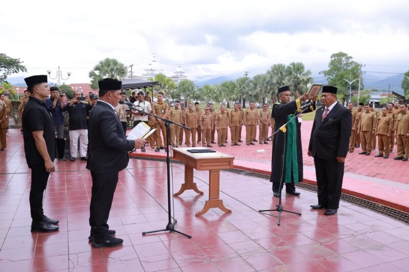 Bupati Aceh Besar H Muharram Idris (Syech Muharram), melantik Bahrul Jamil SSos MSi sebagai Sekda Aceh Besar definitif, di halaman Kantor Bupati Aceh Besar, Kota Jantho, Senin (14/7/2025). FOTO/ PROKOPIM PEMKAB ACEH BESAR
