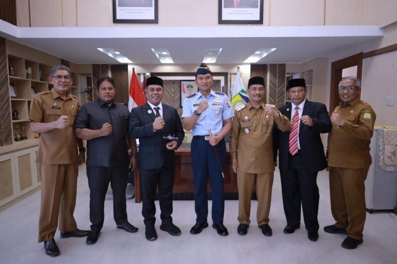 Bupati Syech  Muharram dan jajaran  Foto bersama usai penyerahan cinderamata, kepada Danlanud SIM Kolonel Pnb Hantarno Edi Sasmoyo, M.Han, di ruang kerja Bupati Aceh Besar, Kota Jantho, Senin (14/7/2025). FOTO/ PROKOPIM PEMKAB ACEH BESAR