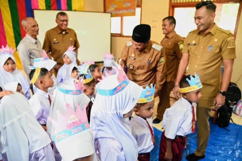 Wakil Bupati Aceh Besar Drs H Syukri A Jalil berbincang akrab dengan sejumlah murid baru Kelasa 1 di SDN Blang Bintang, Gampong Cot Mon Raya, Kecamatan Blang Bintang, Aceh Besar, Senin (14/07/2025). FOTO/MC ACEH BESAR