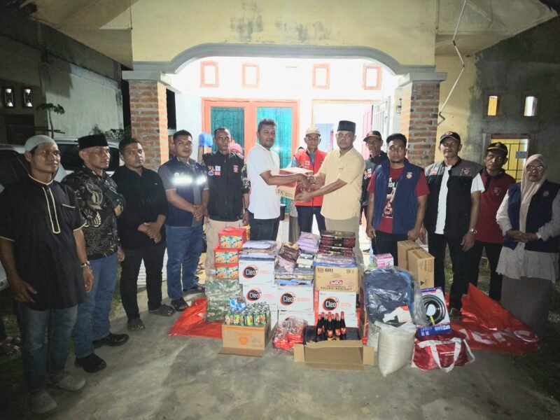Pelaksana Tugas (Plt) Kepala Dinas Sosial Aceh Besar Aulia Rahman, S.STP, M.Si  turut didampingi oleh Forkopimcam Darul Imarah, Kabid Linjamsos dan perangkat Gampong menyerahkan bantuan masa panik kepada korban kebakaran, bertempat di Gampong (desa-red) Lam Bheu, Kecamatan Darul Imarah, Aceh Besar, Jumat (11/07/2025) malam.
FOTO/MC ACEH BESAR