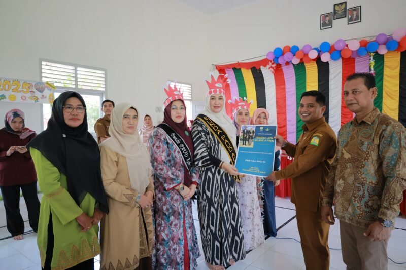 Bunda PAUD Aceh Besar Hj. Rita Mayasari mendampingi Bunda PAUD Aceh Marlina Muzakir pada saat meninjau pelaksanaan MPLS di TK Babussa'dah dan SD Negeri Lhok Seumelu, bertempat Gampong Kayee Kunyet, Blang Bintang, Aceh Besar, (15/07/2025). FOTO/MC ACEH BESAR