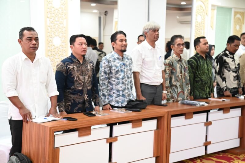 Kabag Ekonomi dan SDA Setda Kabupaten Aceh Besar, Darwan Asrizal,SE.MT dan
Direktur PDAM Tirta Montala Aceh Besar, Ir. Sulaiman, M.Si, foto bersama seusai acara Diseminasi Kebijakan BUMD Air Minum Tahun 2025