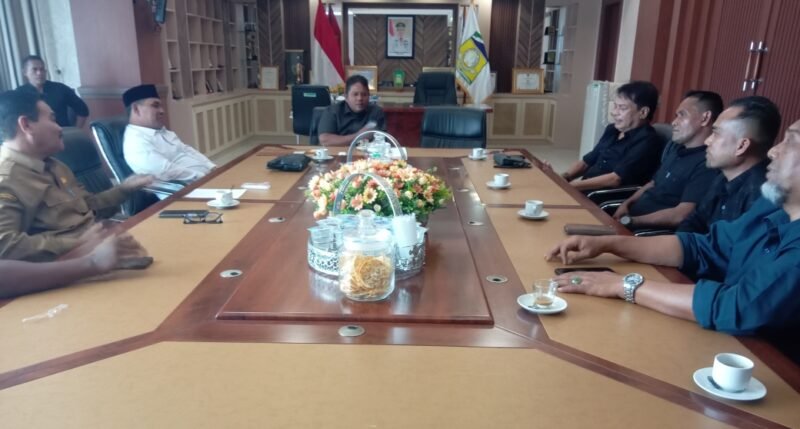 Silaturrahmi Petani Jagung Glee Madat Bung Simek Bustaman Juned (Dan Bus) dengan Bupati Aceh Besar didampingi Kepala Dinas Pertanian Aceh Besar di ruang kerja Bupati Syech Muharram, Senin, (14/07/2025). FOTO/MC ACEH BESAR