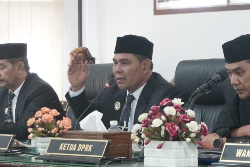 Bupati Aceh Besar H Muharram Idris dan Wakil Bupati Drs Syukri A Jalil hadir mengikuti Rapat Paripurna Ke-5 DPRK Aceh Besar di Kota Jantho, Rabu (16/07/2025)
FOTO/MC ACEH BESAR