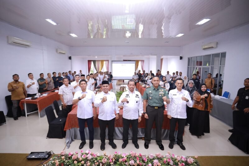 Direktur Pemberdayaan Alternatif BNN RI, Brigjen. Pol. Drs, Edi Swasono, MM membuka secara resmi rapat kerja sinergi program stakeholder pada kawasan tanaman terlarang di Kabupaten Aceh Besar yang diselenggarakan oleh BNN Republik Indonesia melalui Direktorat Pemberdayaan Alternatif, di Gedung Dekranasda Aceh Besar Gampong Gani, Kecamatan Ingin Jaya, Rabu (16/07/2025). FOTO/MC ACEH BESAR