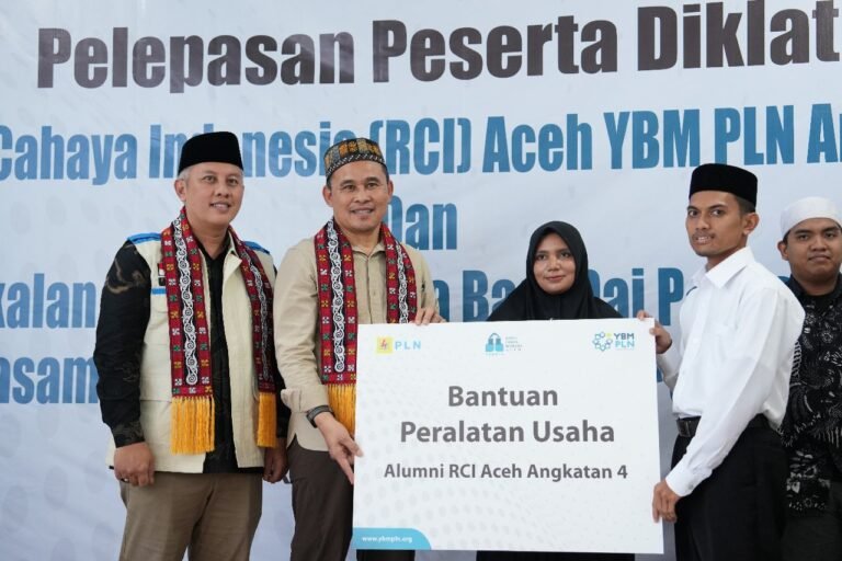 PLN melalui Yayasan Baitul Maal (YBM) PLN UID Aceh menyalurkan peralatan dan modal usaha kepada 45 siswa-siswi Angkatan 4 RCI Aceh, Kamis (17-07-2025),