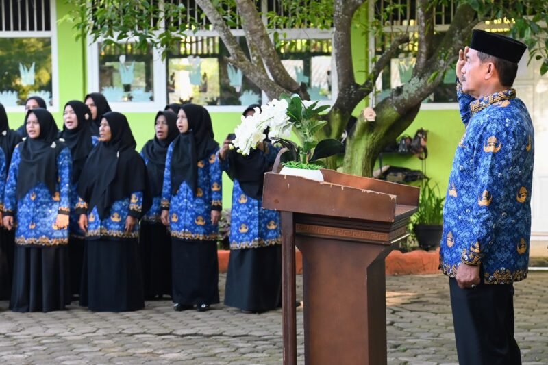 Wakil Bupati Aceh Besar Drs H Syukri A Jalil bertindak sebagai inspektur upacara di MIN 16 Gampong Cot Nambak, Kecamatan Blang Bintang, Aceh Besar, Kamis (17/07/2025).