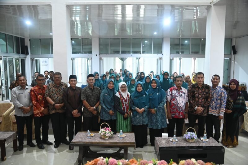 Wakil Ketua TP-PKK Aceh Besara, Hj. Nurul Fazli, S.Ag sedang memberikan arahan dan sekaligus membuka Lokakarya penguatan sistem pendidikan pemberdayaan perempuan menuju Indonesia Emas, di Gedung Dekranasda Gampong Gani, Kecamatan Ingin Jaya, Aceh Besar, Kamis (17/07/2025). FOTO/MC ACEH BESAR