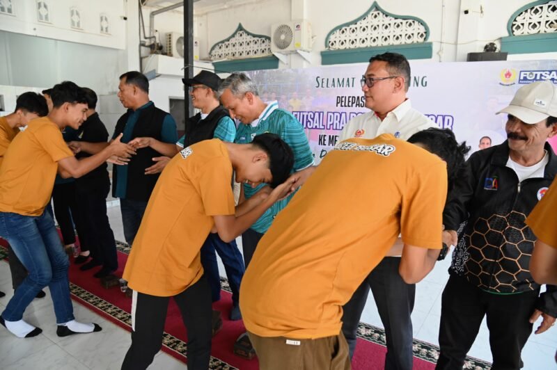 Kadisparpora Aceh Besar Abdullah SSos memberi sambutan dan sekaligus pelepasan Atlet Futsal Aceh Besar di Aula Gampong Meunasah Krueng, Kecamatan Ingin Jaya, Aceh Besar Kamis (17/07/2025). FOTO/MC ACEH BESAR