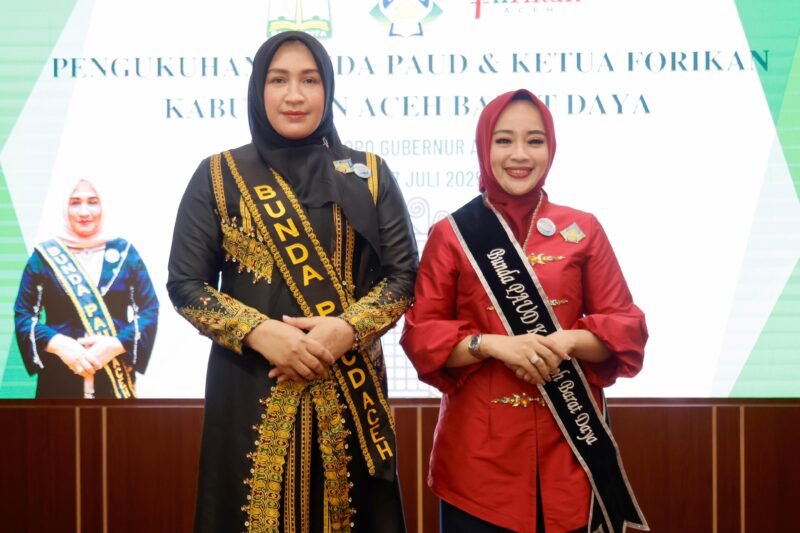Bunda PAUD Aceh Marlina Muzakir mengukuhkan Ratna Sari Dewi sebagai Bunda Pendidikan Anak Usia Dini (PAUD) dan Ketua Forum Peningkatan Konsumsi Ikan (Forikan) Kabupaten Aceh Barat Daya, Kamis 17 Juli 2025. Pengukuhan berlangsung di Meuligoe Gubernur Aceh dengan disaksikan Ketua Pokja Bunda PAUD Aceh Mukarramah serta sejumlah pengurus kedua organisasi tersebut.