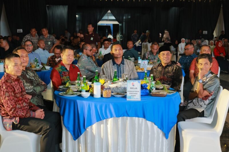 Bupati Aceh Besar Muharram Idris memberikan sambutan pada acara Kenal Pamit Komandan Lanud Sultan Iskandar Muda (SIM) dari Kolonel Pnb Hantarno Edi Sasmoyo, M.Han kepada penggantinya, Kolonel Nav Sudaryanto, S.M. bertempat di Gedung Serba Guna (GSG) Lanud SIM, Sabtu (20/7/2025) malam. FOTO/MC ACEH BESAR