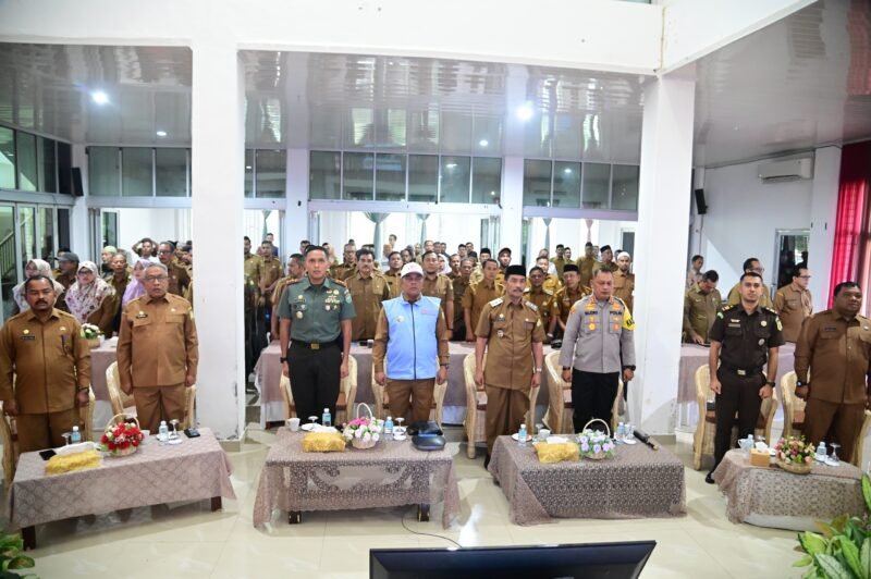 Bupati Aceh Besar H. Muharram Idris dan Wakil Bupati Aceh Besar Drs. Syukri A. Jalil bersama Forkopimda Aceh Besar mengikuti Peluncuran Kelembagaan 80.000 Koperasi Desa/Kelurahan Merah Putih secara Zoom Meeting di Gedung Dekranasda Aceh Besar, Kecamatan Ingin Jaya, Senin (21/7/2025). FOTO/MC ACEH BESAR