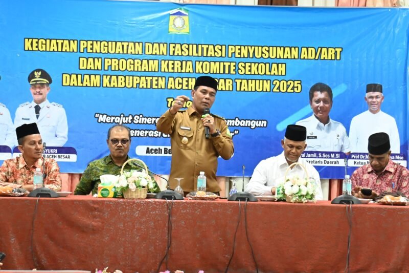 Bupati Aceh Besar, H Syech Muharram Idris memberi sambutan dan sekaligus membuka Kegiatan Panguatan dan Fasilitasi Penyusunan AD/ART dan Program Kerja Komite Sekolah Kabupaten Aceh Besat Tahun 2025 di Gedung Dekranasda, Gampong Gani, Kexamatan Ingin Jaya, Aceh Besar, Senin (21/07/2025). FOTO/MC ACEH BESAR