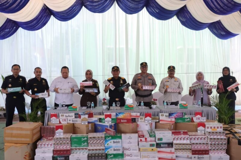 Irjen Pol. Dr. Achmad Kartiko menghadiri kegiatan pemusnahan barang yang menjadi milik negara (BMN) hasil penindakan di bidang kepabeanan dan cukai yang berlangsung di halaman Kantor Wilayah Direktorat Jenderal Bea dan Cukai (DJBC) Aceh, Selasa, (22-07-2025).