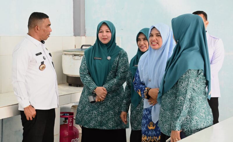 Ketua TP PKK Aceh Besar, Hj. Rita Mayasari menyampaikan sambutan dalama acara Hari Anak Nasional (HAN) di Aula Lapas Anak, Gampong Bineh Blang, Kecamatan Ingin Jaya, Aceh Besar, Rabu (23/07/2025). FOTO/MC ACEH BESAR