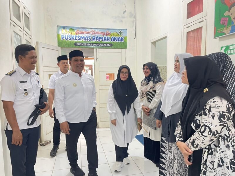 Bupati Aceh Besar H Muharram Idris (Syech Muharram), berdialog dengan tenaga medis Puskesmas Darussalam, di Lambaro Angan, Darussalam, Aceh Besar, Rabu (23/7/2025). FOTO/ MC ACEH BESAR