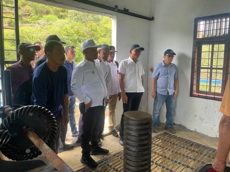 Bupati Aceh Besar H Muharram Idris (Syech Muharram), meninjau kondisi Waduk Tui Geulumpang, di kawasan Gampong Krueng Kalee, Kecamatan Darussalam, Kabupaten Aceh Besar, Rabu (23/7/2025). FOTO/ MC ACEH BESAR