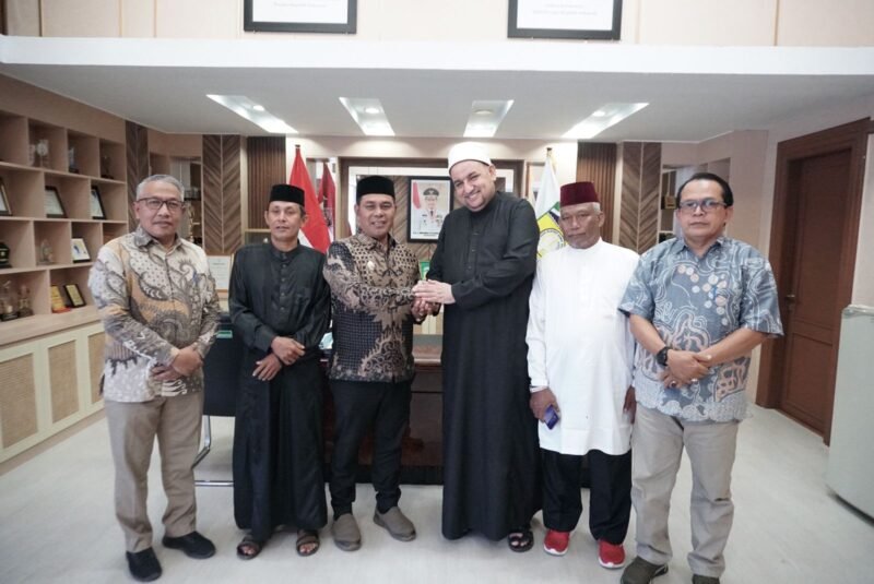 Bupati Aceh Besar Muharram Idris menyambut kunjungan Duta Perwakilan Palestina Syekh Dr Samih Kamel Hajjaj di ruang kerjanya, Kota Jantho, Kamis (24/07/2025).
FOTO/MC ACEH BESAR