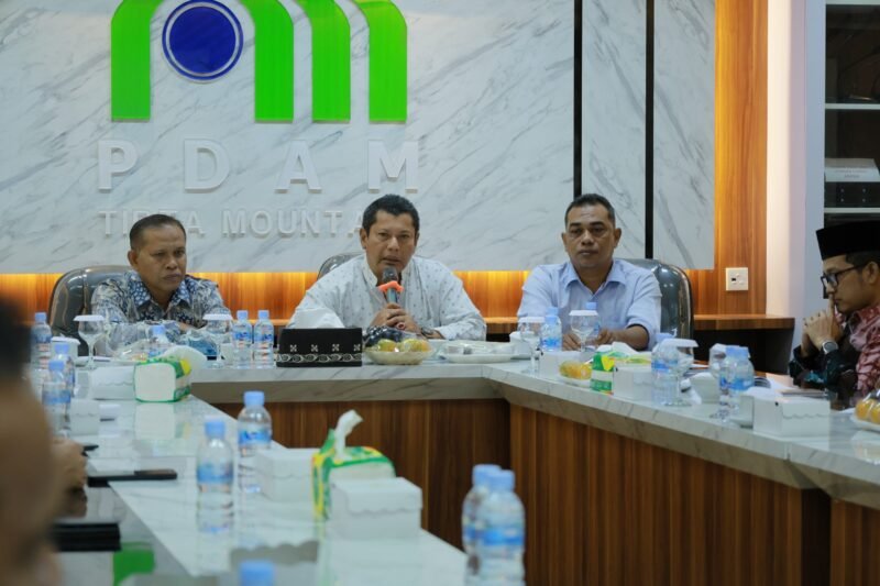 Sekda Aceh Besar yang sekaligus Ketua Dewan Pengawas PDAM Tirta Mountala Bahrul Jamil SSos MSi memimpin rapat koordinasi dan silaturahmi bersama dewan pengawas, dewan direksi dan karyawan PDAM Tirta Mountala, bertempat ruang Rapat PDAM, Aceh Besar, Jumat (25/07/2025). FOTO/MC ACEH BESAR