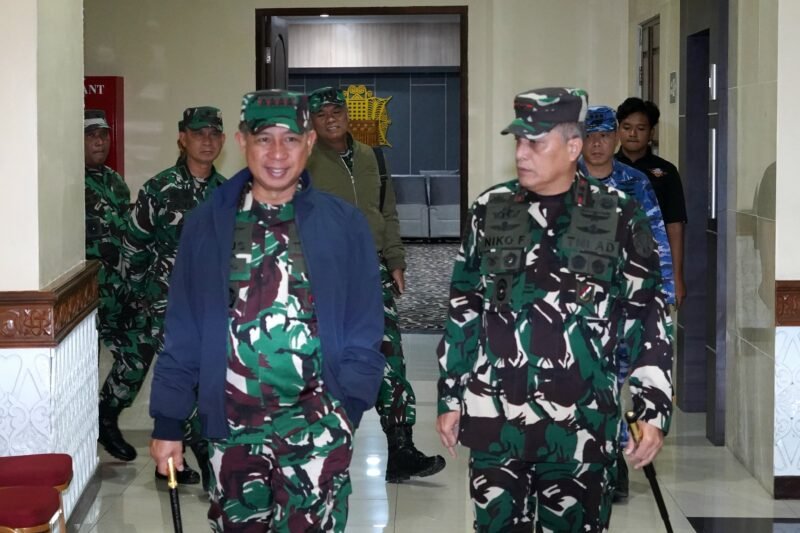 Mayor Jenderal TNI Niko Fahrizal, M.Tr.(Han), menyambut langsung kedatangan Panglima TNI Jenderal TNI Agus Subiyanto dan Wakasad Letnan Jenderal TNI Tandyo Budi Revita, S.Sos., M.Si., yang singgah di Bandara Internasional Sultan Iskandar Muda (SIM), Aceh Besar, pada Sabtu pagi (26/7/2025)