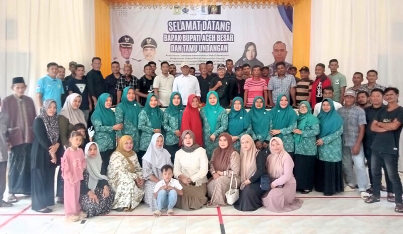 H. Muharram Idris Bupati Aceh Besar, Hj. Rita Mayasari Ketua TP-PKK Aceh Besar, Hj Nurul Fazli Wakil Ketua TP-PKK Aceh Besar, Bang Pok Ketua Satgas Commando Independen Aceh Besar dan Hery Saputra (Pak Dek) Bersama Tim Commando Independen & Tim Srikandi Kecamatan Lhoong. Sabtu (26/97/2025).
FOTO/ MC ACEH BESAR
