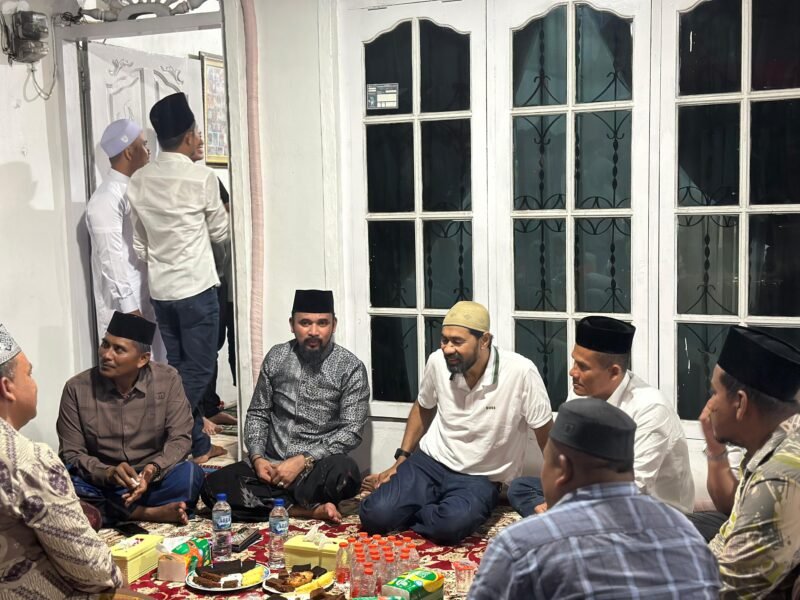 Gubernur Aceh, H. Muzakir Manaf (Mualem), melakukan takziah ke rumah duka ibunda Bupati Aceh Timur, Iskandar Usman Al-Farlaky, pada Jumat malam, (25-07- 2025).