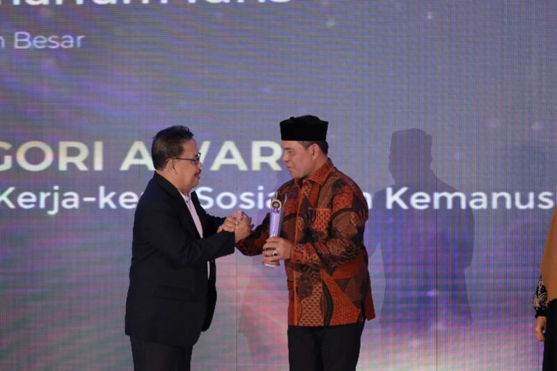 Bupati Aceh Besar H Muharram Idris menerima penghargaan dari Pemred Theacehpost.com Nasir Nurdin pada malam Penganugerahan Award 5 Tahun The Aceh Post di Hermes Palace Hotel, Banda Aceh, Sabtu (26/7/2025) malam.
FOTO/MC ACEH BESAR
