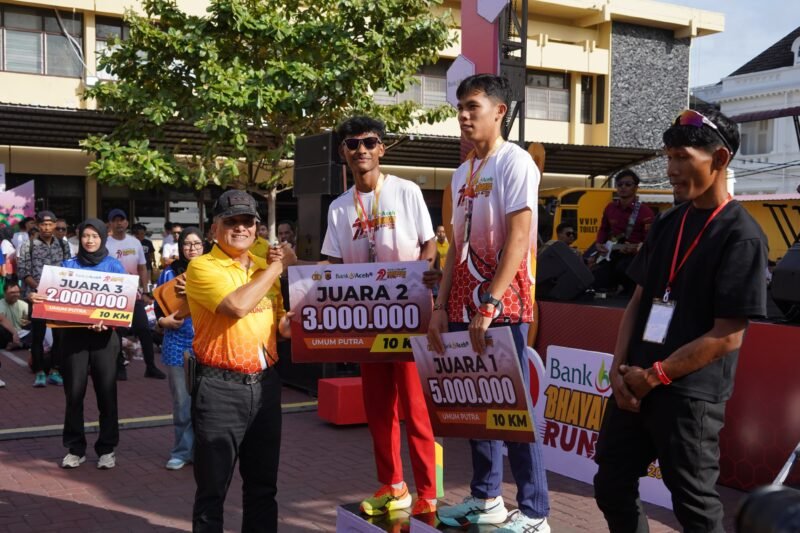 Mayor Jenderal TNI Niko Fahrizal, M.Tr.(Han)., menghadiri kegiatan Bank Aceh Bhayangkara Run In Action 2025 yang digelar di halaman Mapolresta Banda Aceh, Minggu pagi (27/07/2025).