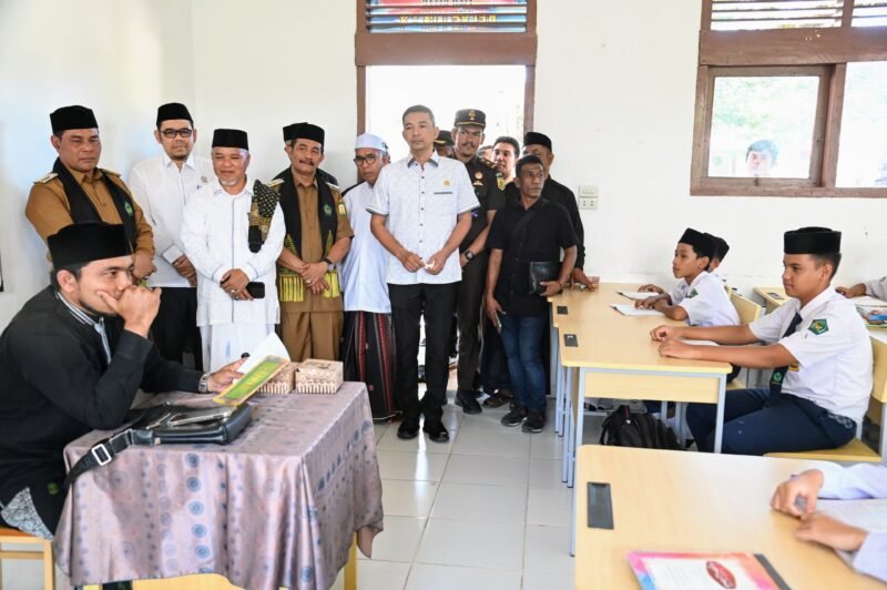 Bupati Aceh Besar, H Syech Muharram Idris meninjau langdung proses belajar mengajar pada acara Launching Program Beuet Kitab Bak Sikula di.SMP Negeri 1 Lampeuneurut, Kecamatan Darul Imarah, Aceh Besar, Senin (28/07/2025). FOTO/MC ACEH BESAR