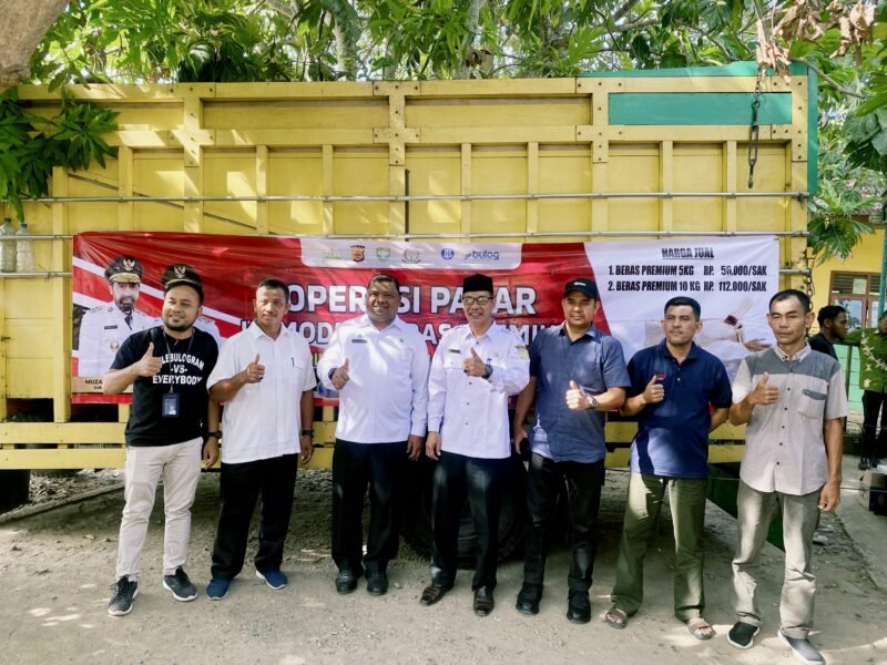 Plt Kepala Diskopukmdag Aceh Besar, Drs Sulaimi M.Si, foto bersama dengan Plt Camat Kuta Baro, Adi Darma, S.Pd, M.Pd dan Forum Bulog Kanwil Aceh pada Operasi Pasar Khusus di Kecamatan Kuta Baro, Rabu (30/7/2025). FOTO/MC ACEH BESAR